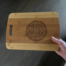 Load image into Gallery viewer, Hawaiian Turtle Cutting Board 14&#39;&#39;x9.5&#39;&#39;x.5&#39;&#39; Bamboo