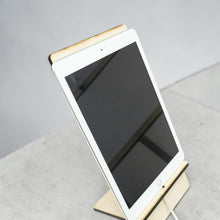 Load image into Gallery viewer, Easel - Cell phone and Pad - Celtic Cross