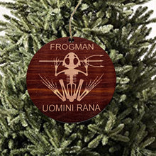 Load image into Gallery viewer, Frogman - Cedar Ornament Uomini Rana