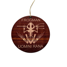 Load image into Gallery viewer, Frogman - Cedar Ornament Uomini Rana