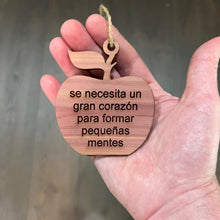 Load image into Gallery viewer, se necesita un gran corazón para formar pequeñas mentes APPLE - Cedar Ornament